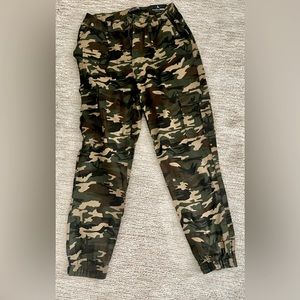 NWT Women’s camo joggers size large